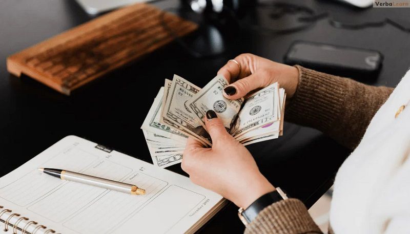 Ý nghĩa tổng quan của việc nằm mơ thấy phụ nữ đưa tiền cho mình