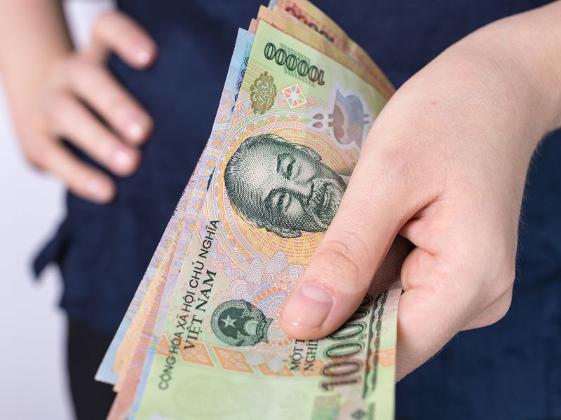 Giải mã chi tiết các trường hợp mơ thấy phụ nữ đưa tiền cho mình